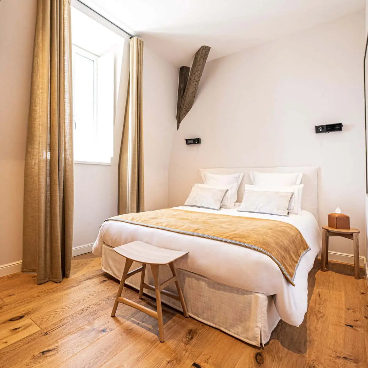 Decoración mural, habitación doble PMR de confort en el Hotel Le Mosaïque Narbona.